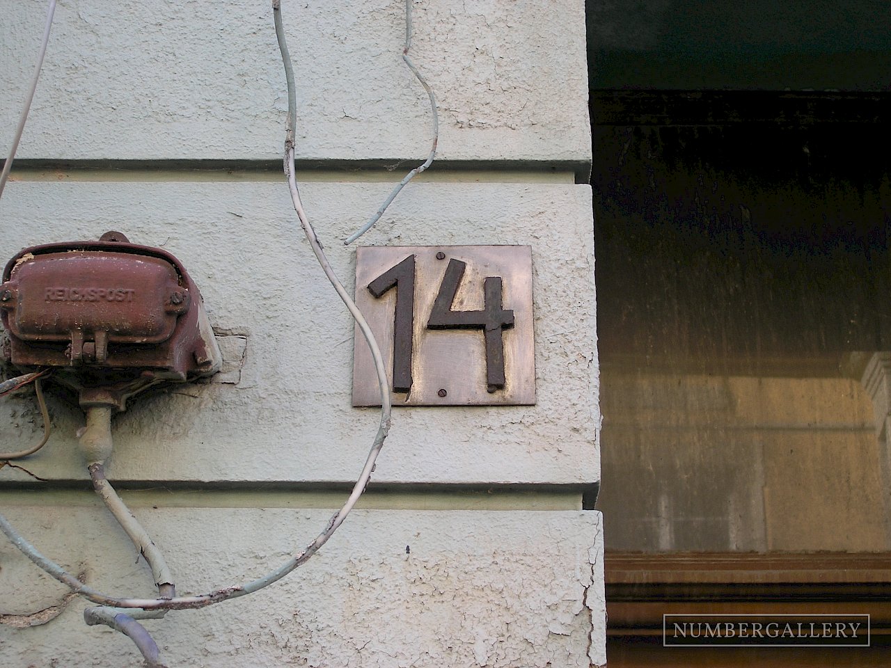 Hausnummer mit Reichspostkasten in Bautzen