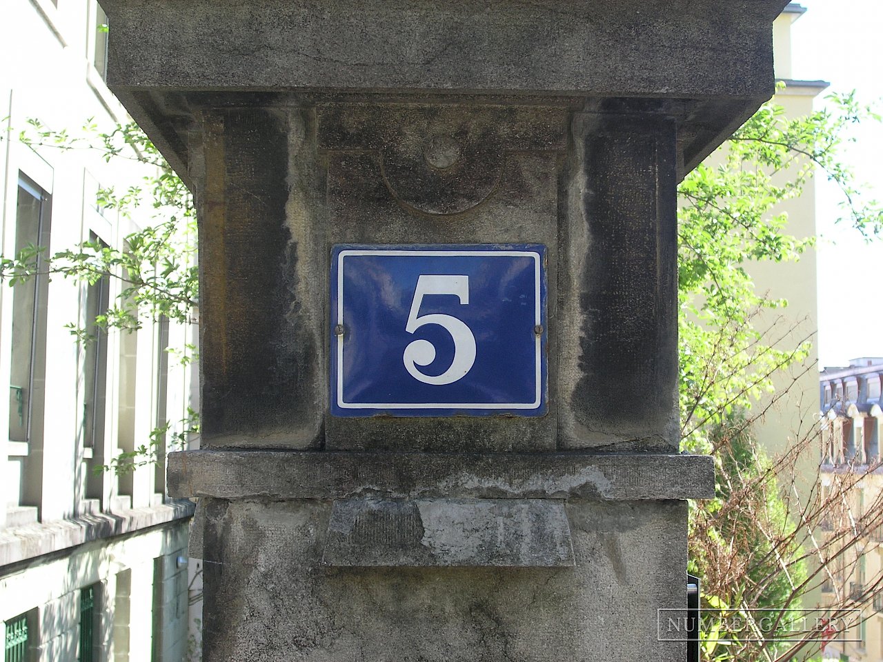 Säulen-Hausnummer in Lauterbrunnen
