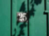 Hausnummer auf grünem Tor in Freinsheim