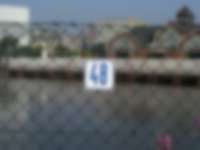 Nummer auf Maschendrahtzaun in Hamburg