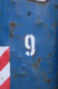 Markierung auf blauem Pfeiler